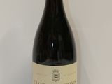 une bouteille de vin posée sur une table
