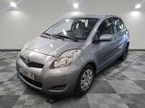 une photo d'une toyota yaris argentée garée sur un sol en damier