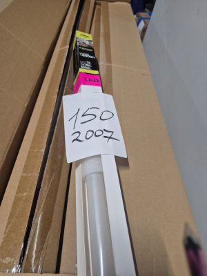 une lumière blanche posée sur une boîte en carton