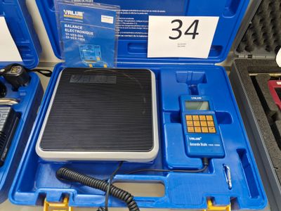 un étui bleu contenant une balance et un téléphone