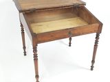 une vieille table en bois surmontée d'un tiroir
