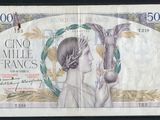un gros plan sur une feuille de papier sur laquelle figure la photo d'une femme