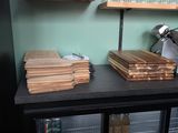 un plan de travail sur lequel sont posées plusieurs planches à découper