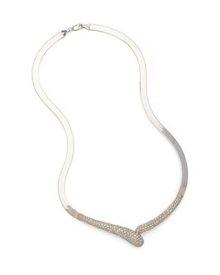 gros plan d'un collier sur fond blanc