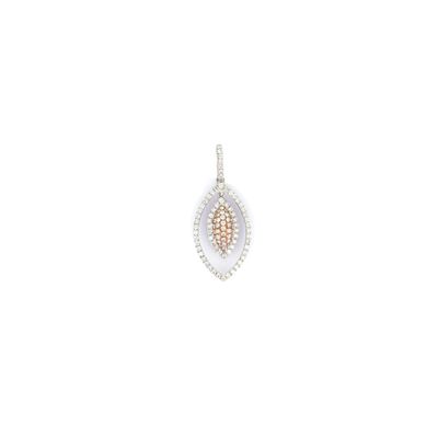 gros plan d'un pendentif en diamant sur fond blanc