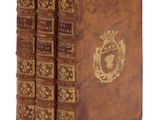 Les quatre livres sont alignés les uns à côté des autres sur une surface blanche.