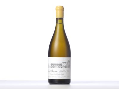 une bouteille de vin blanc posée sur une table