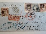 une feuille de papier sur laquelle sont apposés des timbres, posée sur une table