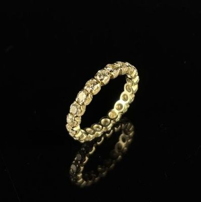 Alliance américaine en or blanc ornée de diamants ronds de t…
