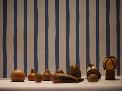 de nombreux types de vases différents posés sur une table