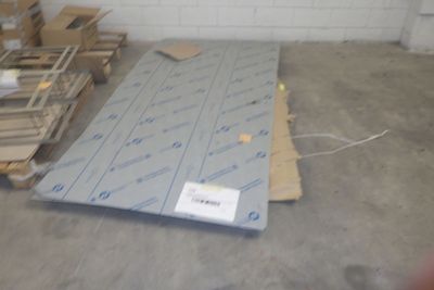une pile de cartons et un matelas par terre