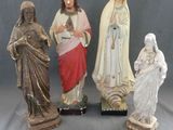 trois statues représentant Jésus, Marie et Jésus sur un fond gris