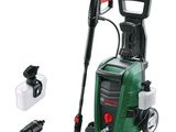 un surpresseur vert et noir équipé d'un tuyau et d'une pompe à eau