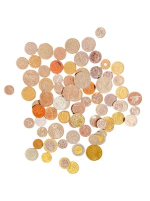 une pile de pièces de monnaie sur une surface blanche