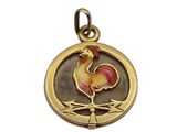 une image représentant un pendentif en or orné d'un coq