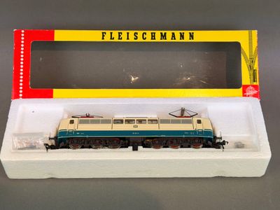un gros plan sur un petit train miniature dans une boîte posée sur une table