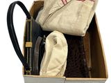 une boîte contenant une paire de chaussures et une paire de gants