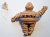une figurine en argile représentant un homme, sur laquelle est inscrit le mot « Michelin »