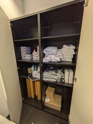 un placard rempli d'objets