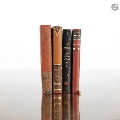 plusieurs vieux livres sont empilés sur une table