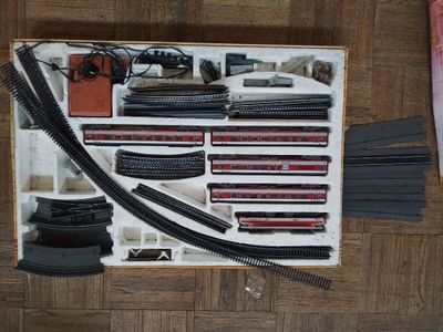vue de dessus d'une boîte contenant tout un tas d'outils différents