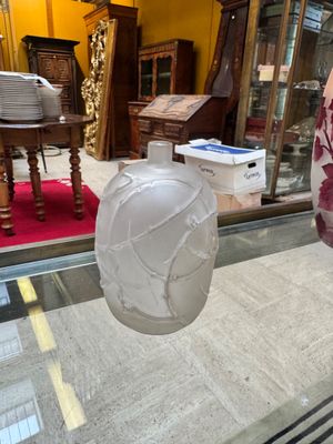 une table en verre sur laquelle se trouve un vase, dans une pièce