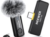 un microphone muni d'un micro, placé à côté d'une clé USB