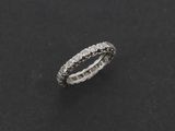 gros plan d'une bague en diamant sur une surface noire