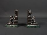 paire de serre-livres en bronze représentant un homme et une femme assis sur une chaise