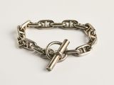 bracelet à chaîne en argent avec un fermoir, sur fond blanc