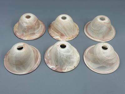 six vases blancs posés les uns à côté des autres sur une table