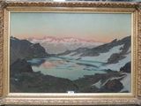 une peinture représentant une chaîne de montagnes avec un lac au premier plan