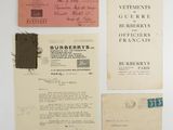 Plusieurs vieilles lettres et enveloppes sont disposées sur une surface blanche