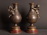 deux vases posés l'un à côté de l'autre sur une table