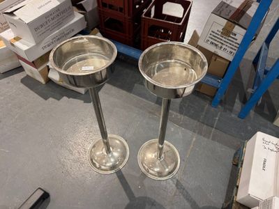 deux bougies en argent posées par terre