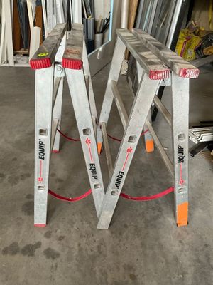 deux échelles posées dans une pièce