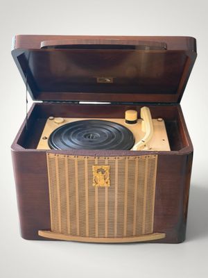 un tourne-disque à l'ancienne posé dans une caisse en bois