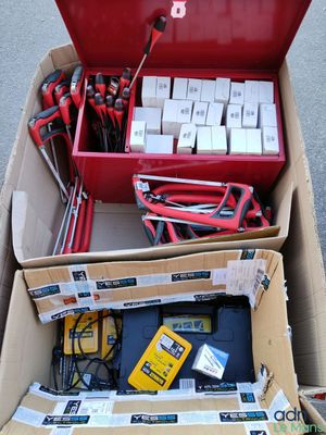 une caisse remplie d'outils posée par terre