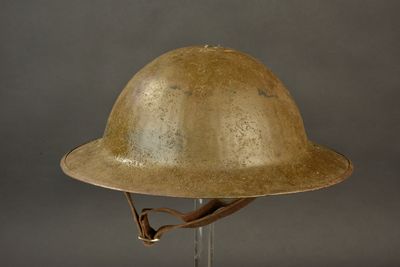 un casque posé sur un support métallique