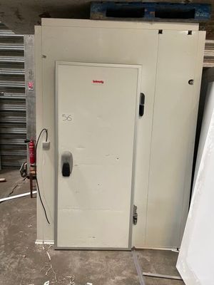 une photo d'une porte blanche dans un garage