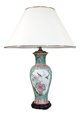 une photo d'une lampe de table surmontée d'un abat-jour blanc
