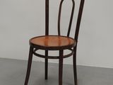 une chaise en bois avec un dossier et une assise courbés