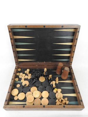 un plateau de backgammon en bois contenant plusieurs pièces en bois