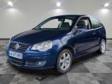 la voiture bleue est garée dans le garage sur le sol en damier