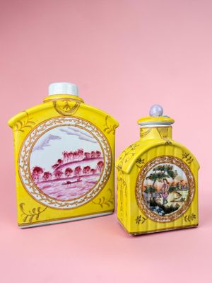 deux petits vases jaunes et blancs ornés d'une image de chevaux