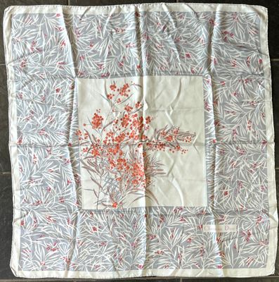 CHRISTIAN DIOR. Carré en twill de soie imprimée à décor de f…