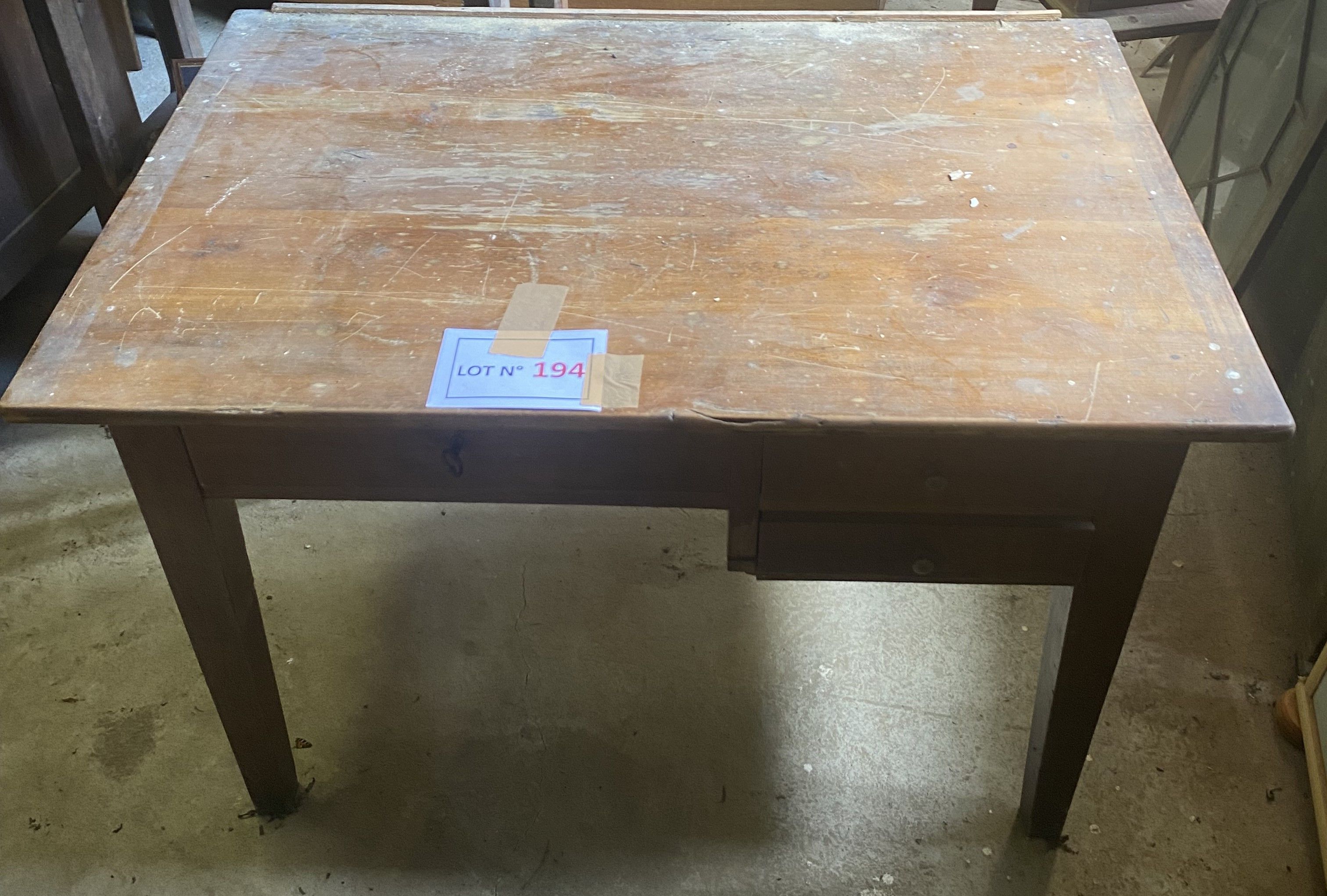 Ancien petit bureau dit à caisson et en merisier (110X73X75Ht) en l’état , avec usures et accidents.Enlèvement sous q...