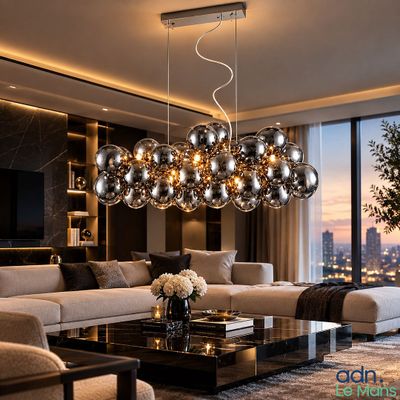un salon avec un canapé, une table basse et un lustre