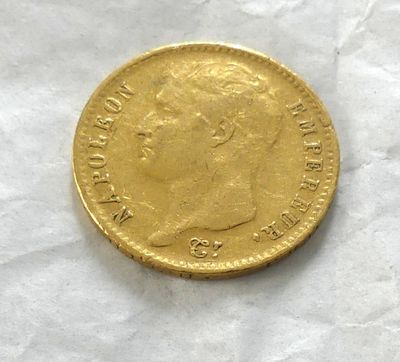 un gros plan d'une pièce d'or posée sur un morceau de papier