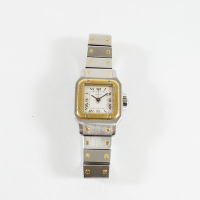 une image représentant une montre en or et en argent sur fond blanc